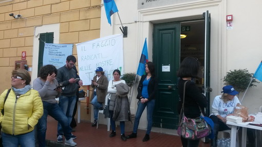 Imperia: manifestazione dei lavoratori della coop Il Faggio: "Qui per chiedere i nostri diritti"