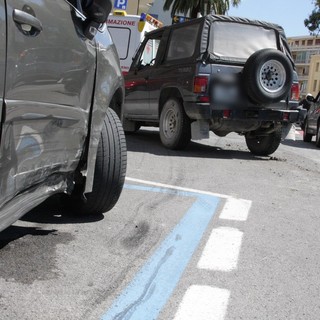 Sanremo: fuoristrada fuori controllo in via Nino Bixio si abbatte contro auto posteggiate