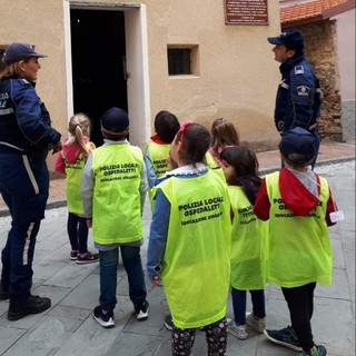 Ospedaletti: è terminato il ciclo dedicato all'educazione stradale proposto dalla polizia locale alla scuola dell'infanzia Ospedaletti: è terminato il ciclo dedicato all'educazione stradale proposto dalla polizia locale alla scuola dell'infanzia