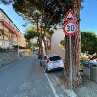Sanremo: strada pericolosa in via Margotti... qualcosa si muove, il Comune risponde con dei cartelli