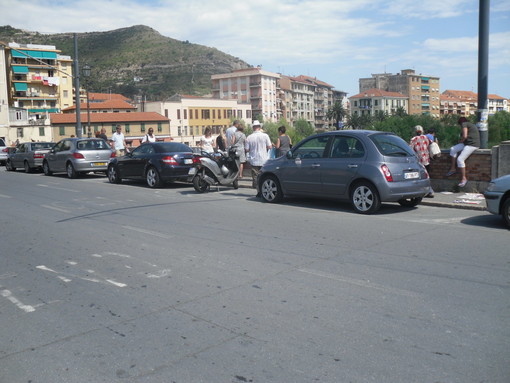 Emergenza posteggi a Ventimiglia: traffico in tilt e il ponte Doria diventa un ‘parcheggio’