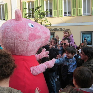 Sanremo in Fiore 2014: oggi tripudio di bambini per salutare Peppa Pig in piazza Borea D'Olmo Sanremo in Fiore 2014: oggi tripudio di bambini per salutare Peppa Pig in piazza Borea D'Olmo