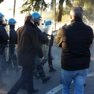 Ventimiglia: riaperta la circolazione a Latte. Intervento della Celere, lacrimogeni contro i manifestanti Ventimiglia: riaperta la circolazione a Latte. Intervento della Celere, lacrimogeni contro i manifestanti