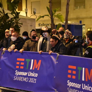 Sanremo: proteste, fumogeni e slogan davanti all'Ariston, in arrivo denunce e multe salate per i manifestanti Sanremo: proteste, fumogeni e slogan davanti all'Ariston, in arrivo denunce e multe salate per i manifestanti