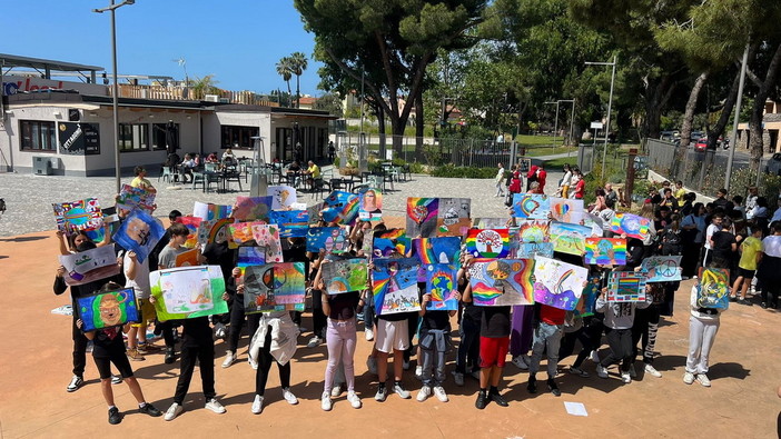 Vallecrosia: con 'Un Poster per la Pace' si è concluso l'anno scolastico presso l'I.C. A. Doria Vallecrosia: con 'Un Poster per la Pace' si è concluso l'anno scolastico presso l'I.C. A. Doria