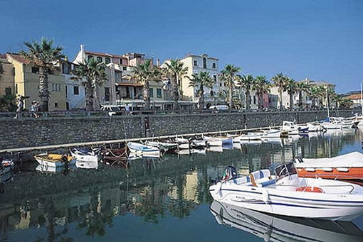 Riva Ligure: romeno minaccia e spintona i commercianti del centro, aggredisce anche agente della Polizia Municipale che riesce a fermarlo con i Carabinieri Riva Ligure: romeno minaccia e spintona i commercianti del centro, aggredisce anche agente della Polizia Municipale che riesce a fermarlo con i Carabinieri