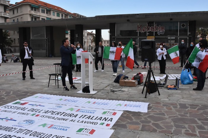 Sanremo, manifestazione di protesta di commercianti e imprenditori: &quot;Il Governo apra le attività&quot; (foto)