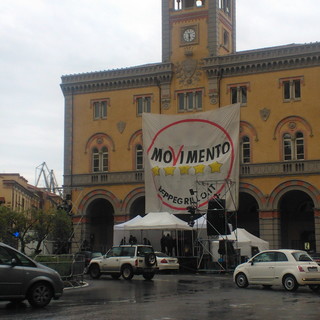 Imperia: tolto il tricolore per far posto allo striscione di Grillo, il disappunto di un lettore