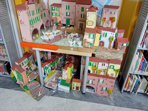 Sanremo: consegnato alla biblioteca plastico della Pigna realizzato dagli studenti dell'istituto comprensivo centro Levante