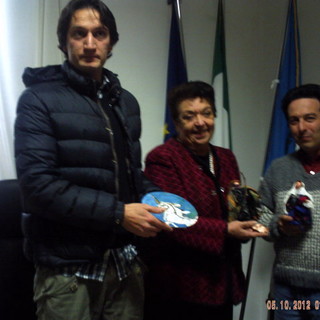 Nella foto la consegna del presepe al vice Sindaco del Comune di Badalucco Lorenzo Bianchi Nella foto la consegna del presepe al vice Sindaco del Comune di Badalucco Lorenzo Bianchi