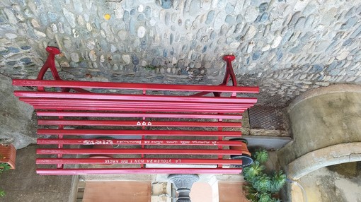 Pietrabruna, installata dalla Pro Loco la panchina rosso contro la violenza sulle donne Pietrabruna, installata dalla Pro Loco la panchina rosso contro la violenza sulle donne