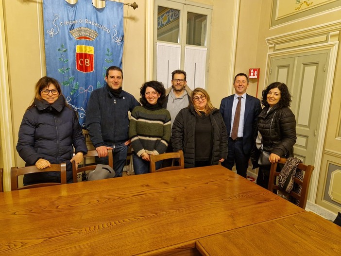 Badalucco villaggio di Natale, i quartieri in gara premiati con un vero abete per arricchire il verde in paese