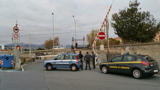 Imperia: si rompe la sbarra del passaggio a livello a Borgo Prino prima del passaggio di un treno. Intervengono Polizia e Guardia di Finanza