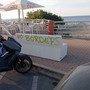 Ventimiglia, ignoti scrivono "No borders": vandalizzata panchina sul lungomare Ventimiglia, ignoti scrivono "No borders": vandalizzata panchina sul lungomare
