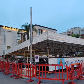 Bordighera si prepara al Capodanno: spunta il palco in piazza Garibaldi (Foto)