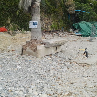 Sanremo: rifiuti abbandonati sulla spiaggia, la risposta di Amaie Energia ad un lettore