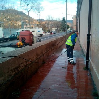 Ventimiglia: pulizia straordinaria del mini tunnel del cimitero di Roverino in attesa della chiusura definitiva
