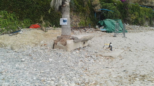 Sanremo: rifiuti abbandonati sulla spiaggia, la risposta di Amaie Energia ad un lettore