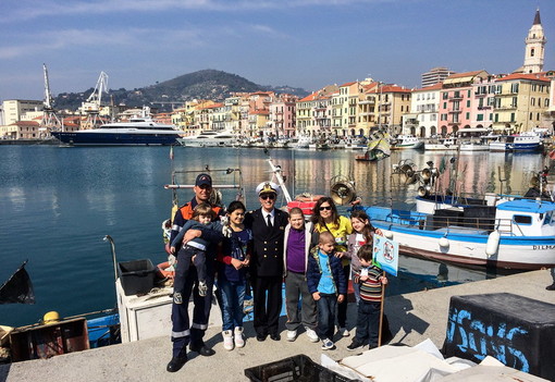 Il Porto dei piccoli ad Imperia, i bambini del Gaslini alla scoperta del Comando della Capitaneria di Porto Il Porto dei piccoli ad Imperia, i bambini del Gaslini alla scoperta del Comando della Capitaneria di Porto