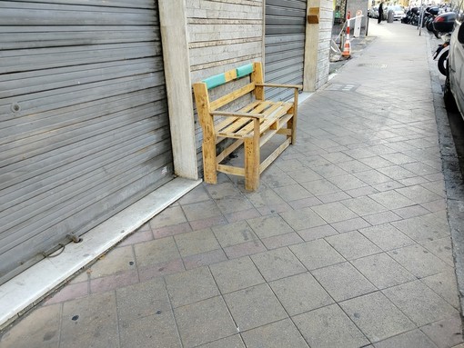 Panchine insufficienti all’autostazione di Piazza Colombo, l’appello: «Più attenzione per anziani e utenti del trasporto pubblico»