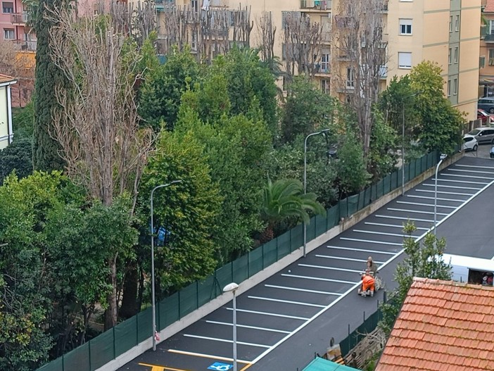 Vallecrosia, parcheggio tra via San Vincenzo e via Giovanni XXIII: conclusi i lavori di asfaltatura (Foto)