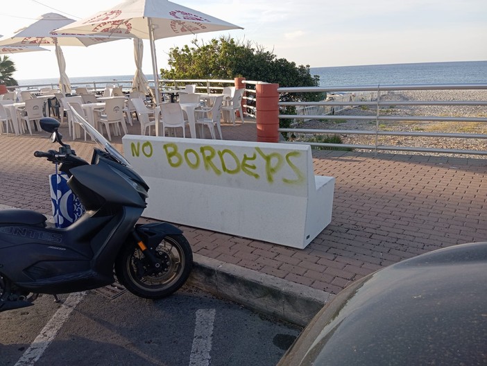 Ventimiglia, ignoti scrivono "No borders": vandalizzata panchina sul lungomare Ventimiglia, ignoti scrivono "No borders": vandalizzata panchina sul lungomare