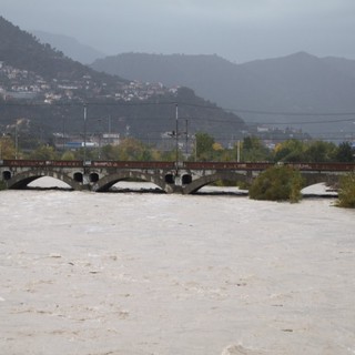 Ventimiglia: il Roja è in piena, chiusa a scopo precauzionale la passerella Squarciafichi Ventimiglia: il Roja è in piena, chiusa a scopo precauzionale la passerella Squarciafichi