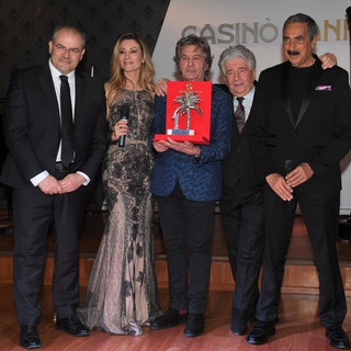 Festival di Sanremo: consegnati i premi 'Numeri 1' e 'Dietro le quinte' realizzati dal maestro orafo Michele Affidato Festival di Sanremo: consegnati i premi 'Numeri 1' e 'Dietro le quinte' realizzati dal maestro orafo Michele Affidato