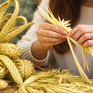 Tradizione e solidarietà per gli animali: a Bordighera Martina Lorenzi mostra l’arte dell’intreccio dei parmureli (Foto)
