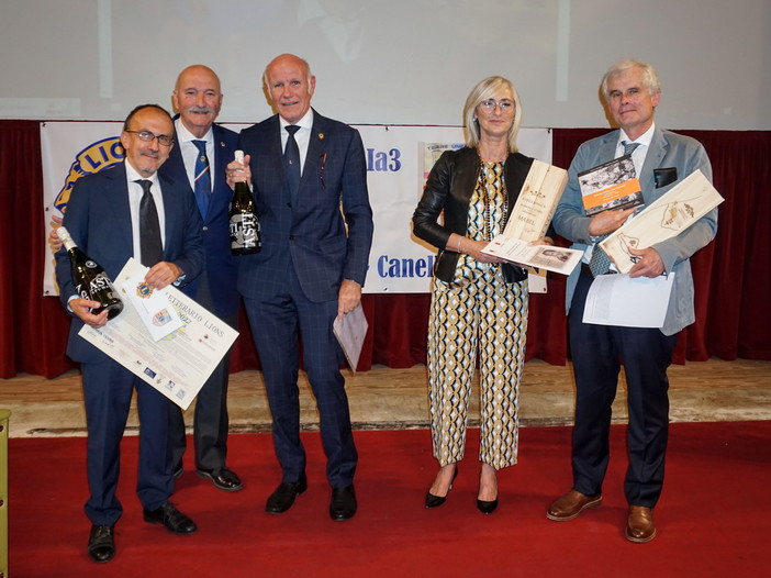 Da sinistra: Massimo Schilirò premiato per la prefazione alla riedizione de LA LUNA E I FALO di Cesare Pavese, Oscar Bielli Primo Vice Governatore e ideatore del premio, Claudio Sabattini Governatore Distretto Lions 108 Ia3, Silvana Ormea Assessore alla Cultura del comune di Sanremo, Mario Barenghi Presidente della Giuria Da sinistra: Massimo Schilirò premiato per la prefazione alla riedizione de LA LUNA E I FALO di Cesare Pavese, Oscar Bielli Primo Vice Governatore e ideatore del premio, Claudio Sabattini Governatore Distretto Lions 108 Ia3, Silvana Ormea Assessore alla Cultura del comune di Sanremo, Mario Barenghi Presidente della Giuria