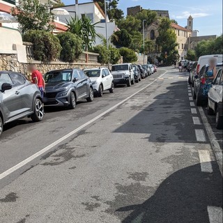 Sanremo, parcheggi selvaggi sul litorale di Bussana: “Chi rispetta le regole si sente preso in giro”
