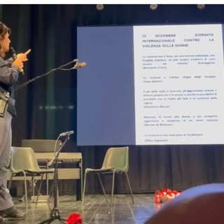 Ventimiglia contro la violenza sulle donne, polizia di Stato protagonista al teatro comunale (Foto) Ventimiglia contro la violenza sulle donne, polizia di Stato protagonista al teatro comunale (Foto)