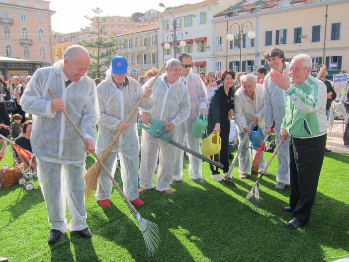 Alcuni 'politici' durante la protesta in piazza