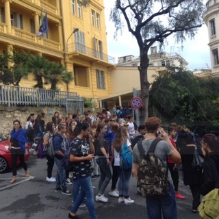Primo giorno di scuola per 25 mila studenti della nostra Provincia: impressioni e aspettative tra gli istituti scolastici sanremesi
