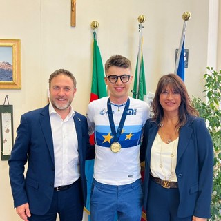 Regione: incontro del presidente Piana con il campione italiano di mountain bike Matteo Siffredi Regione: incontro del presidente Piana con il campione italiano di mountain bike Matteo Siffredi