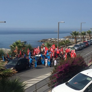 Santo Stefano al Mare: presidio di protesta di lavoratori e sindacati contro la mancata conferma dell'assunzione di 12 lavoratori del Castellaro Golf Resort