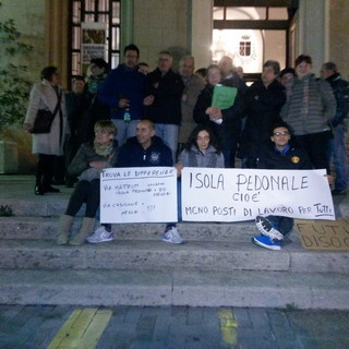 Imperia: manifestazione dei commercianti di via Cascione contro la pedonalizzazione della via