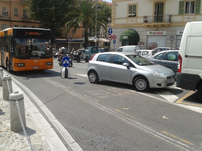 Sanremo: parcheggio 'fuori le righe' in centro città, la stizzata segnalazione con foto di un lettore
