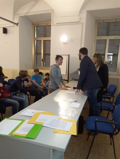 Kevin Cirillo riceve per il secondo anno consecutivo il premio dalla prof. Colombatto e dal dott. Barricalla