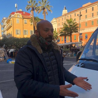 Imperia: mercato di Oneglia, la protesta di Mohamed: "Mio banco lontano dal centro, io non apro" (foto e video)
