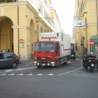 Imperia: autoparco Antonio Marzo risponde a Bonifazio "Abbiamo già oltre 500 adesioni". Sbato nuovo corteo di Tir Imperia: autoparco Antonio Marzo risponde a Bonifazio "Abbiamo già oltre 500 adesioni". Sbato nuovo corteo di Tir