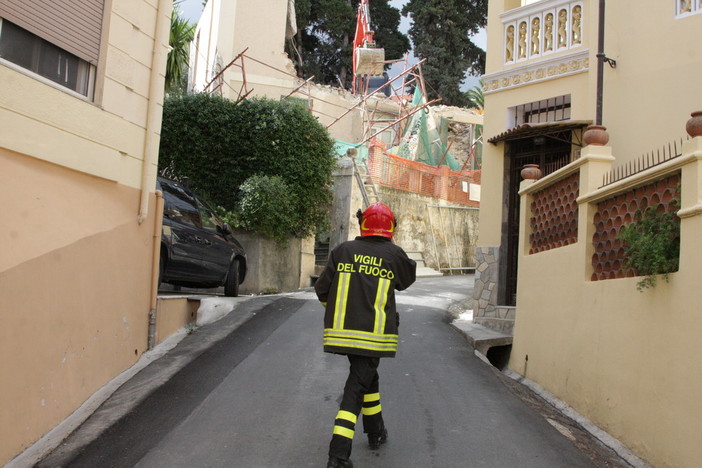 Sanremo: crollo di un ponteggio in via Val del Ponte, intervento dei vigili del fuoco Sanremo: crollo di un ponteggio in via Val del Ponte, intervento dei vigili del fuoco