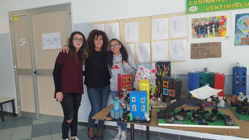 Ventimiglia: terminato il progetto artistico sul tema dei rifiuti, ecco le foto Ventimiglia: terminato il progetto artistico sul tema dei rifiuti, ecco le foto