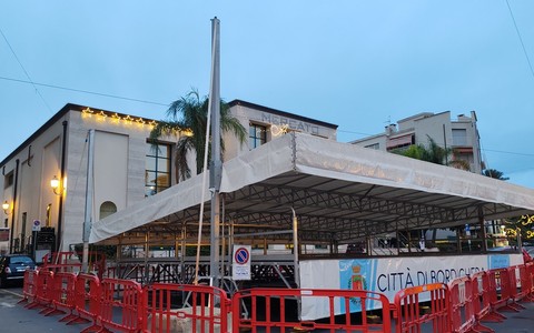 Bordighera si prepara al Capodanno: spunta il palco in piazza Garibaldi (Foto)