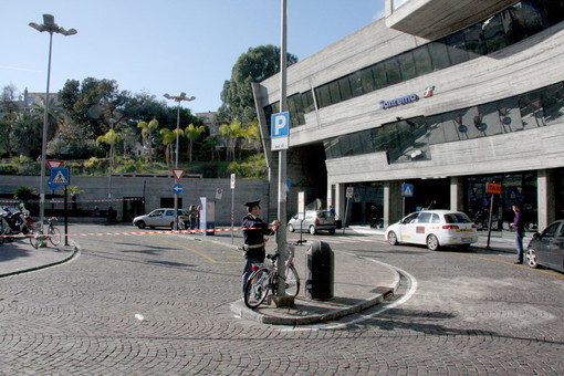 Sanremo: la stazione dei treni transennata, basta con la sosta selvaggia arrivano i pullman Sanremo: la stazione dei treni transennata, basta con la sosta selvaggia arrivano i pullman