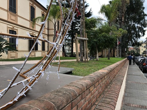 Taggia: danneggiata la pallina di Natale gigante di villa Boselli, il gesto potrebbe essere stato ripreso dalle telecamere di videosorveglianza