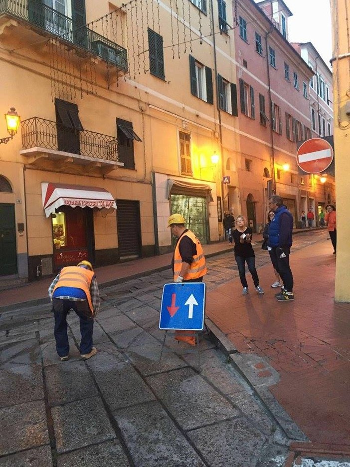 Imperia: sono scattati questa sera tra le polemiche i lavori di pedonalizzazione di via Cascione