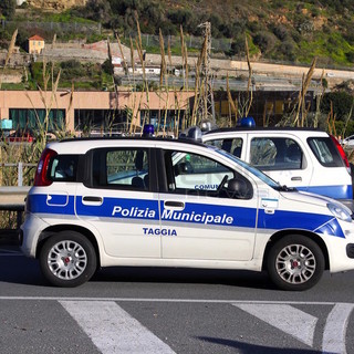 Taggia: forti raffiche di vento e pericoli, gli ambulanti rinunciano al Mercato settimanale Taggia: forti raffiche di vento e pericoli, gli ambulanti rinunciano al Mercato settimanale