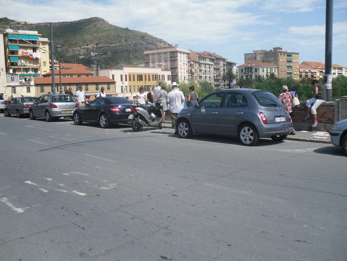 Emergenza posteggi a Ventimiglia: traffico in tilt e il ponte Doria diventa un ‘parcheggio’ Emergenza posteggi a Ventimiglia: traffico in tilt e il ponte Doria diventa un ‘parcheggio’
