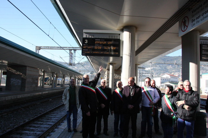 Da Ventimiglia ad Imperia, manifestazioni contro Trenitalia, presenti 140 persone, tutte le foto Da Ventimiglia ad Imperia, manifestazioni contro Trenitalia, presenti 140 persone, tutte le foto